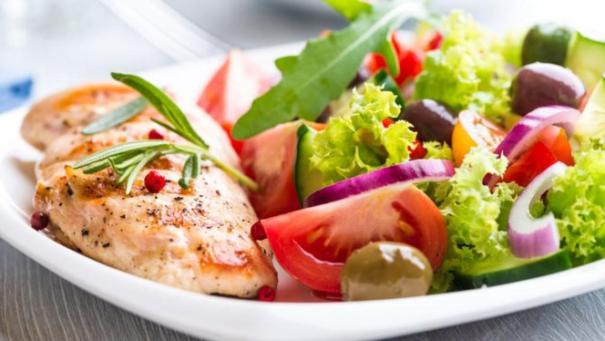 salad sayuran dan ikan pada diet protein