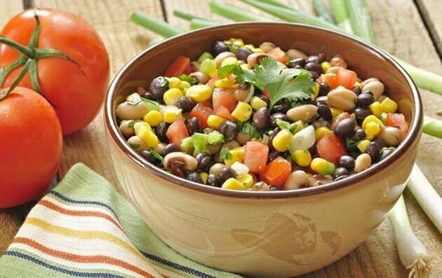 Salad sayur diet boleh dimasukkan ke dalam menu ketika menurunkan berat badan dengan pemakanan yang betul