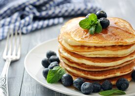Anda boleh bersarapan, mengikuti diet kefir, dengan pancake diet yang lazat