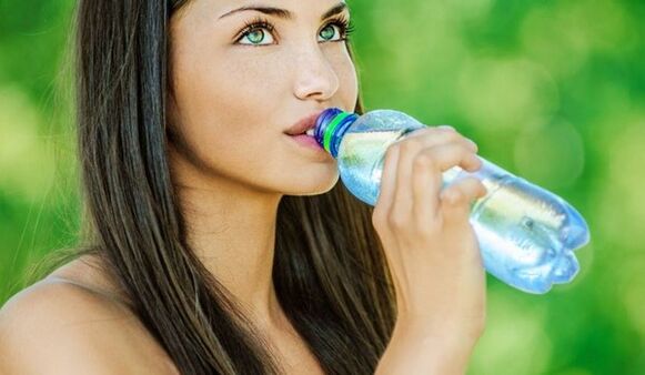 Untuk menurunkan berat badan dengan berkesan, anda perlu minum air yang mencukupi. 